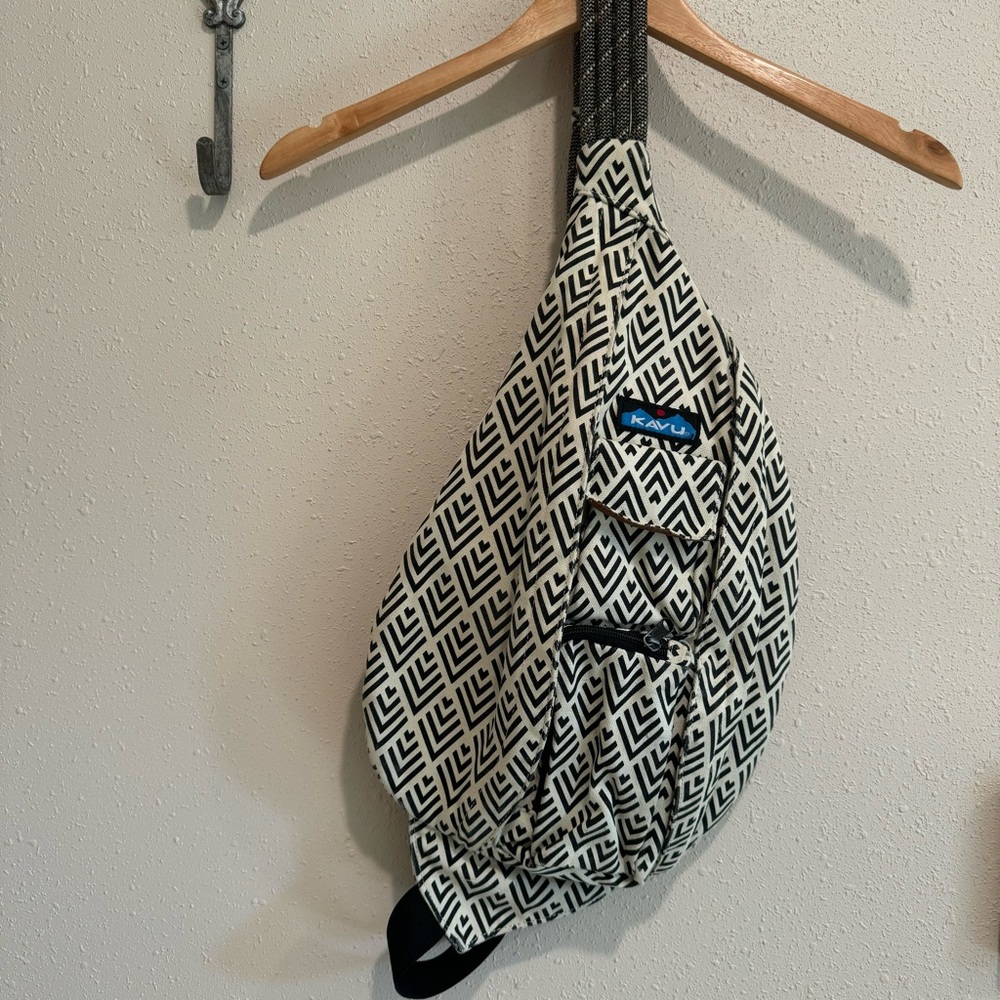 Kavu Sling Bag White Black